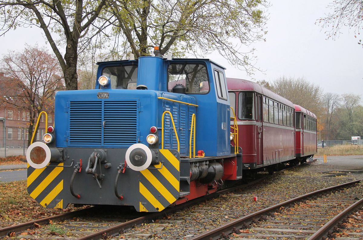 SWL Lok 2 vor MABS 998 822 + 798 659 am Lokschuppen der Hafenbahn Leer 6.11.2021