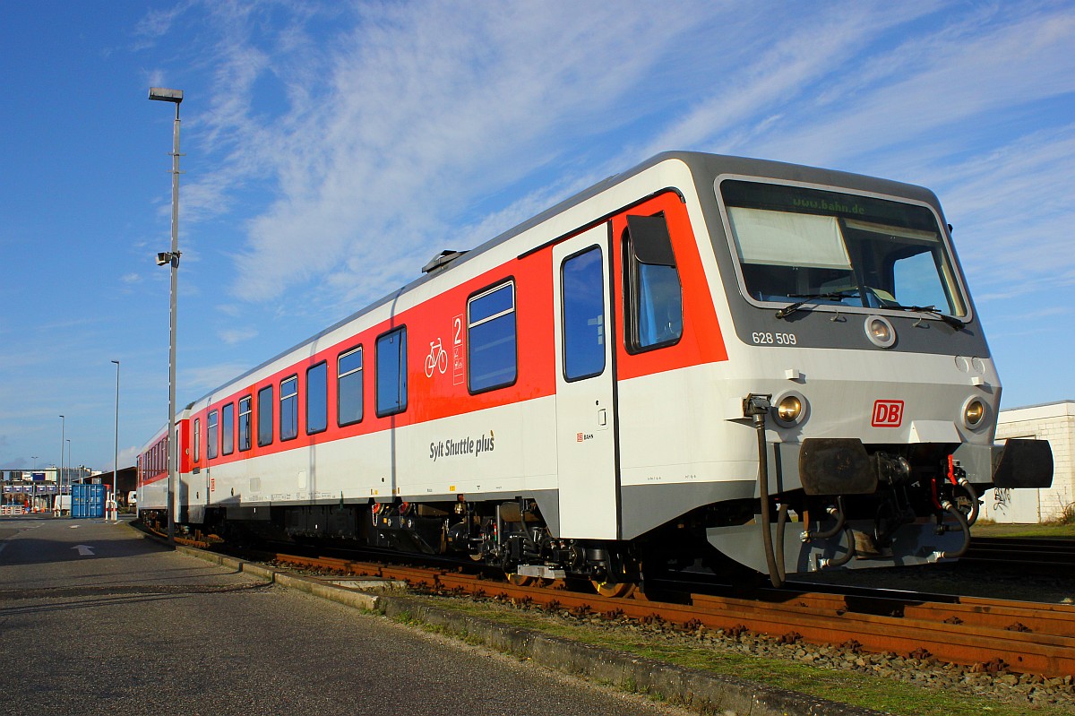 SyltShuttlePlus VT 628/928 509(REV/FK X/21.09.15) abgestellt im Bereich der AutoZug-LKW Verladung im Bahnhof Westerland(legal zu erreichen). 17.11.2015