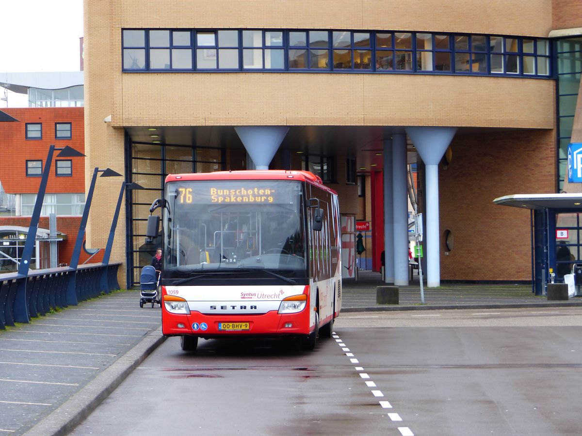 Syntus Bus 1059 Setra S 415 LE Business Baujahr 2016. Stationsplein, Amersfoort 17-12-2019.

Syntus bus 1059 Setra S 415 LE Business bouwjaar 2016. Stationsplein, Amersfoort 17-12-2019.