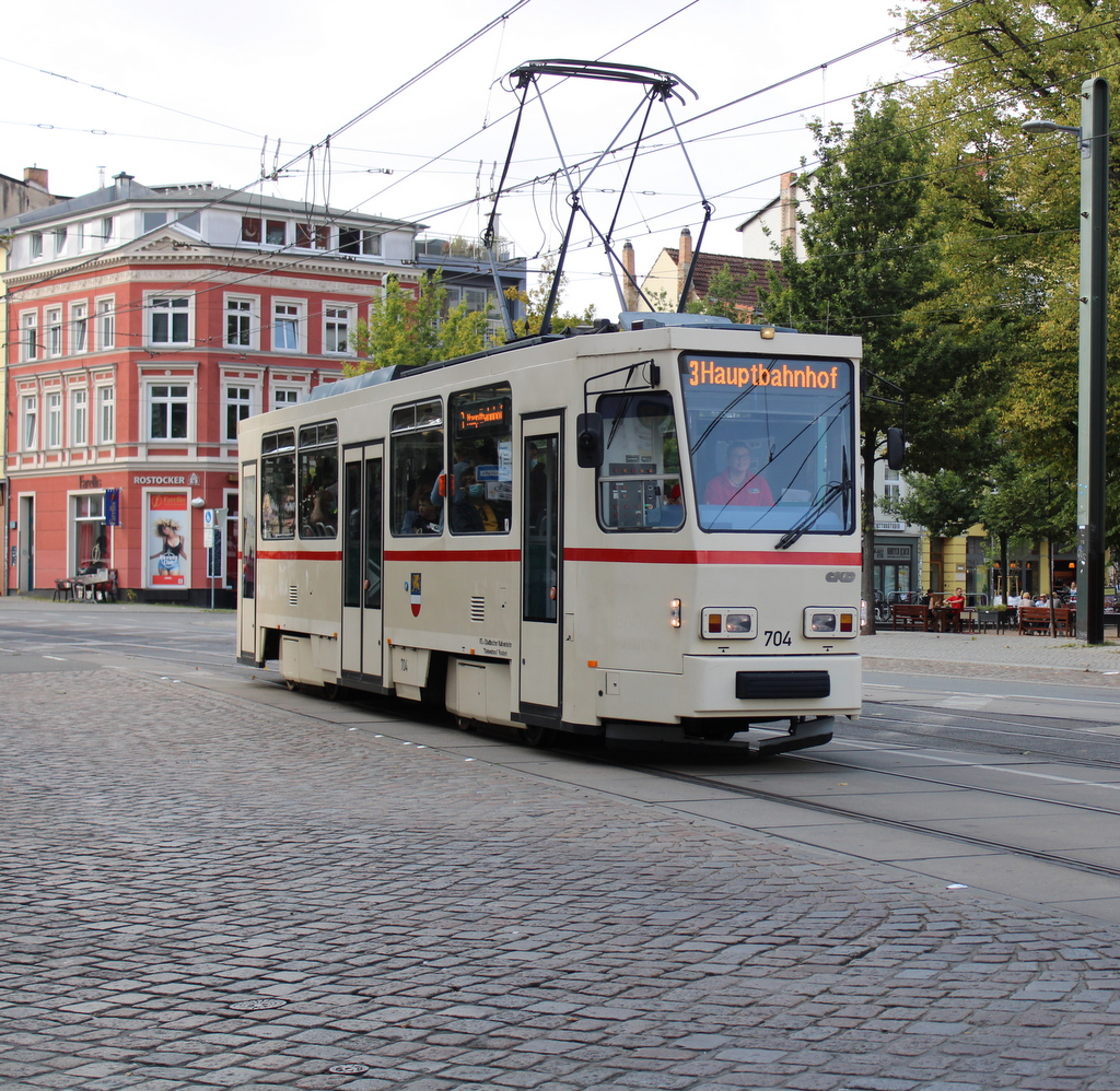 T6A2(704)von CKD Praha-Smichov am Mittag des 12.09.2021 in Höhe Rostock Doberaner Platz