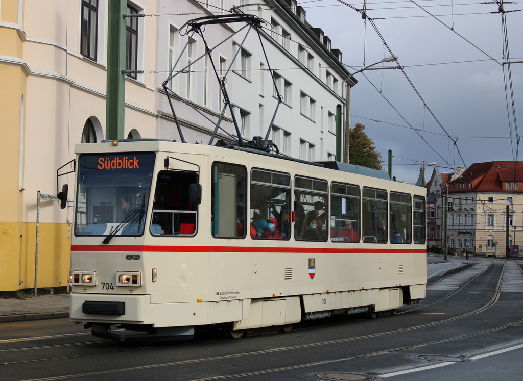 T6A2(704)von CKD Praha-Smichov Am Vormittag des 18.09.2022 kurz nach verlassen der Hatelstelle Rostock Paulstr.