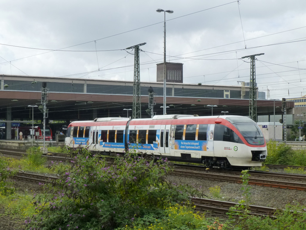 Talent  Wuppertal  mit der Nummer 1008 auf der S28 bei der Einfahrt in Düsseldorf, 25.9.15