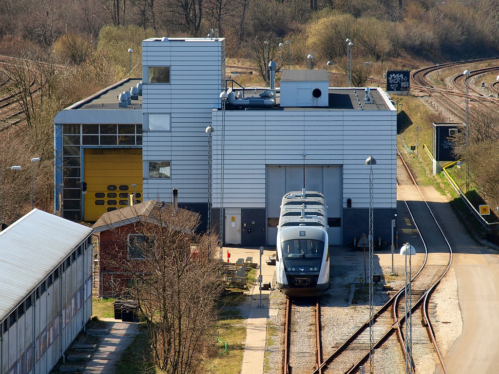 Tank-und Waschgebude der DSB in Aarhus, davor abgestellt der DSB MQ 41/4930. 09.04.2011 (01000)