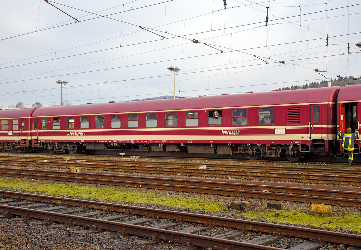 Tanzwagen D-EURO 56 80 89 - 80 037-5 WGmkz der Euro-Express Sonderzge GmbH & Co. KG am 05.12.2015 im Zugverband in einem Dampfsonderzug in Kreuztal.

Technische Daten:
Spurweite: 1.435 mm
Anzahl der Achsen: 4 (in zwei Drehgestellen)
Lnge ber Puffer: 26.400 mm
Drehzapfenabstand: 19.000 mm
Achsstand im Drehgestell: 2.500 mm
Gewicht: 39 t / 44 t
Bremse: KE-GPR P 47 t G 36 t
Zulssige Hchstgeschwindigkeit: 160 km/h 
Zugelassen in den Lndern: D, A, B, CH, CZ, DK, F, GR, H, L, NL, PL, I, Sk und TC 

Inneneinrichtung: 
- eine ca. 13m lange Theke mit einer Zapfanlage mit 4 Anschlssen
- Sitzecke fr ca. 12-15 Personen 
- Musikanlage mit 2 kW Musikleistung