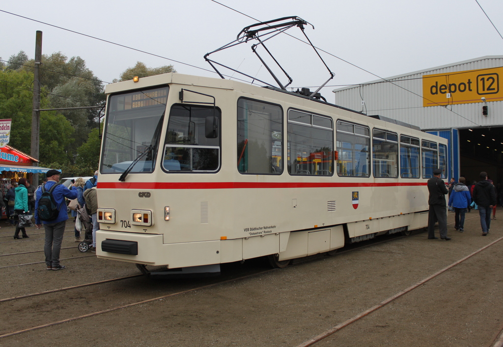 Tatra-Straenbahn vom Typ T6A2(704)stand am 16.10.2016 vor dem Depot 12 in Rostock-Marienehe.