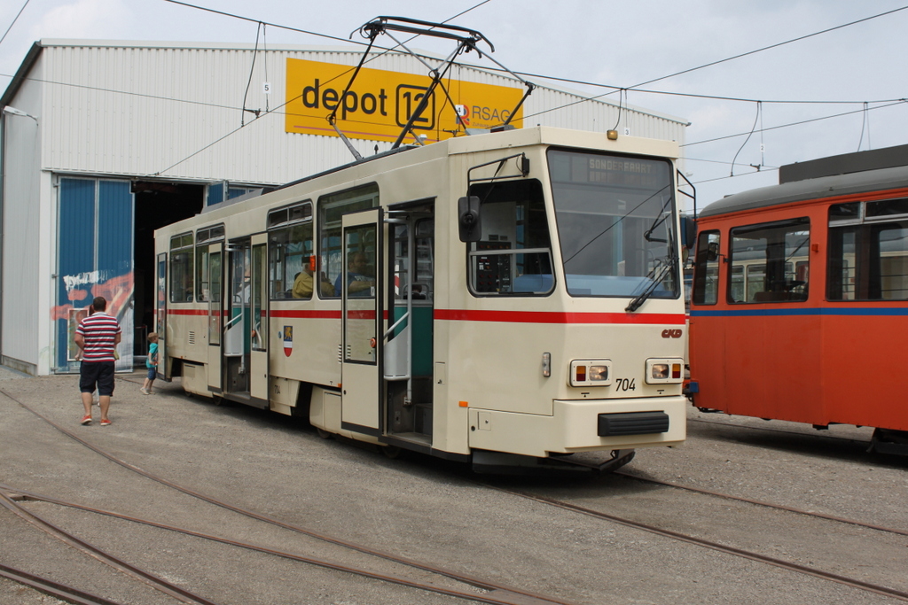 Tatra T6A2(704)stand vor der Wagenhalle in Rostock-Marienehe.21.05.2016 