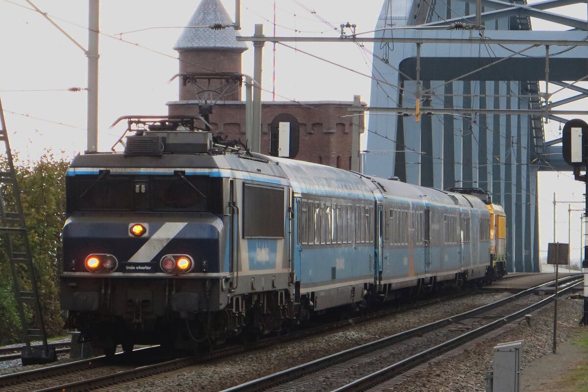 TCS 102001 -ex NS 1835-  zieht der Dinner Train am 13 November 2021 ber die Waalbrcke in Nijmegen ein.