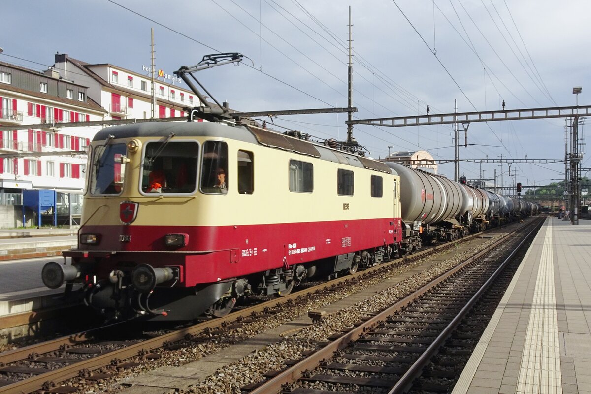 TEE Farben f�r 11393 mit Kesselwagenzug beim durchfahren von Olten am 20 Mai 2022.