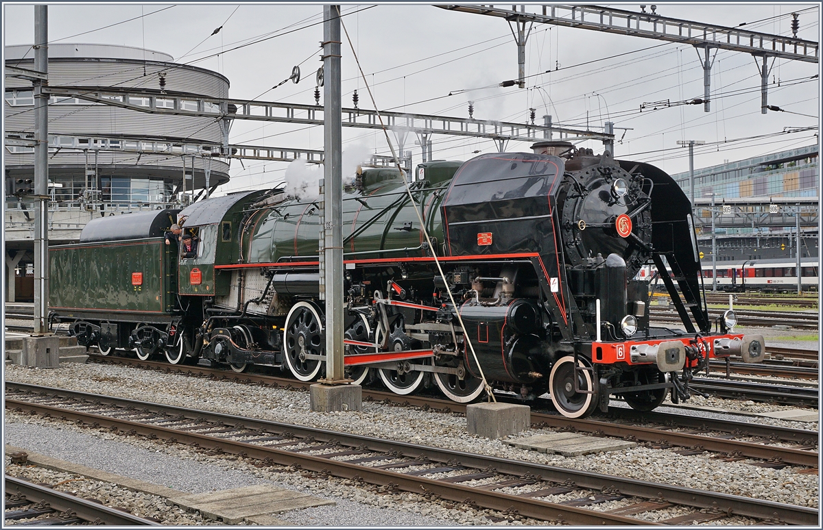 Tender voraus und ungeschickter Standort vereitlen bessere Bilder der 141 R 1244 des  Vereins Mikado 1244  in Luzern.
24. Juni 2018