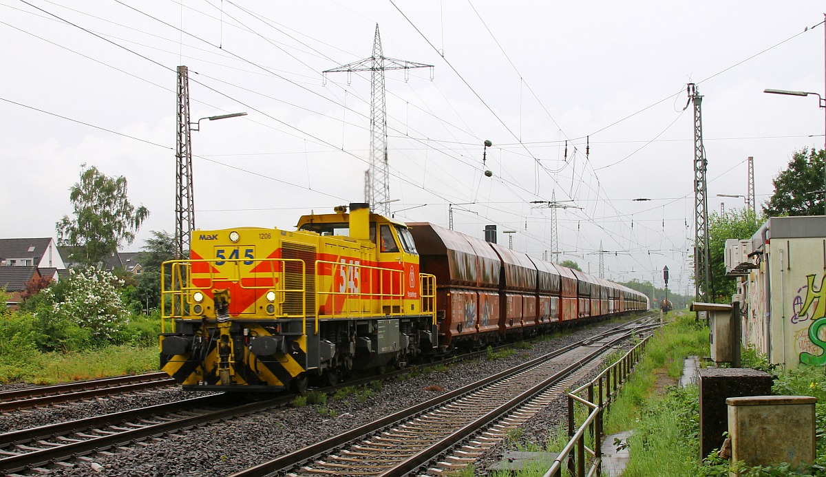 TKSE 545 mit Erzwagen am alten Stellwerk in Lintorf 08.06.2022