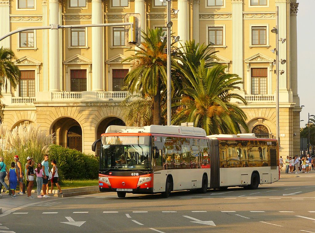 TMB bus nummer 6318 Irisbus 491E.18.31 GNC / Castrosua CS-40 bouwjaar 2005. Plaça del Portal del Pau, Barcelona, Spanje 31-08-2013.