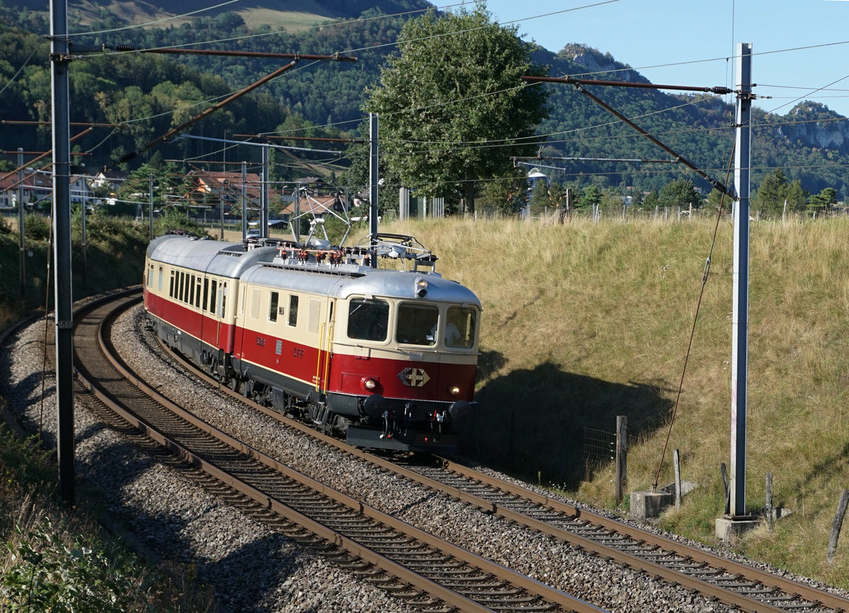 TR Trans Rail AG - TEE Classics
TEE  Mittelland 
Sonderzug mit der Re 4/4 I 10034 bei Niederbipp am 11. August 2018.
Diese Fahrt fand erstmals mit zwei identischen TEE-Speisewagen ARmz 211 statt.
Foto: Walter Ruetsch 