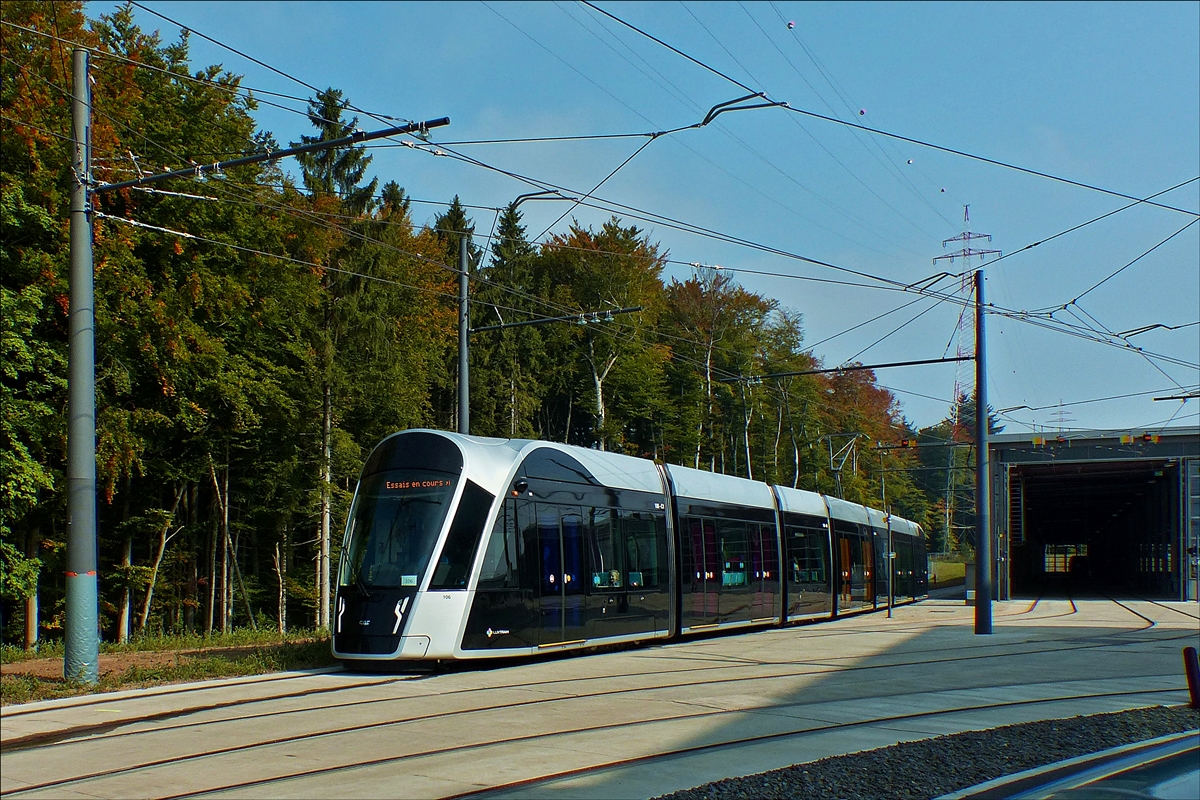 Tram 106 dreht mit den interessierten Besuchern seine Runden auf dem Betriebshof der LuxTram . Aufgenommen am Tag der offenen Tr am 23.09.2017. (Jeanny) 