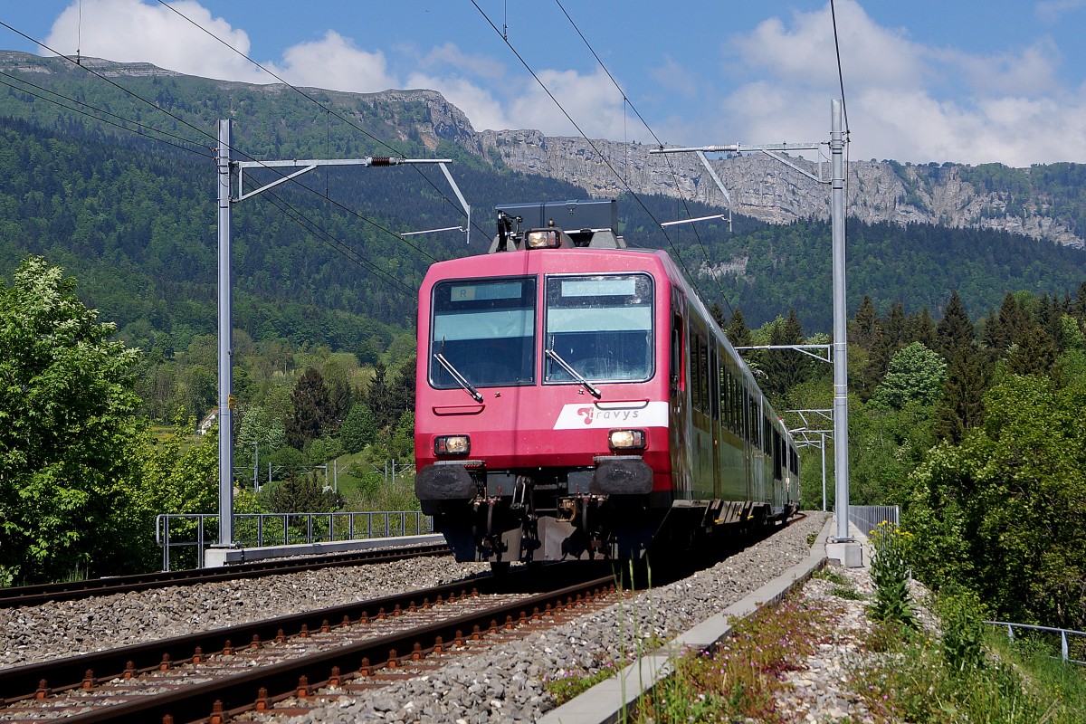 TRAVYS: Travys NPZ als Regionalzug Vallorbe-Le Brassus vor der Kulisse des Mont d'Or aufgenommen am 16. Mai 2015.
Foto: Walter Ruetsch