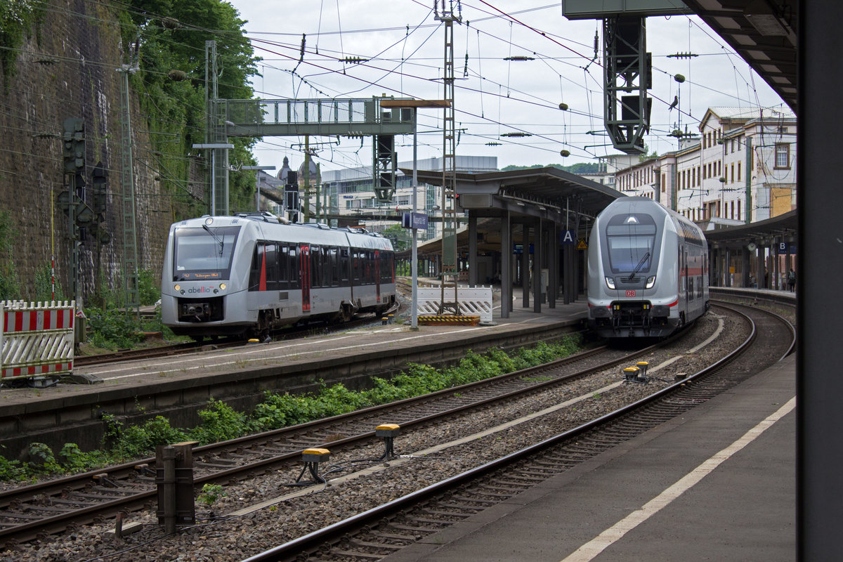 Treffen sich zwei graue Zge... Whrend 1648 006 von Abellio als S-Bahn nach Solingen fhrt, ist der Doppelstock-IC rechts im Bild mit schubkrftiger Untersttzung von 146 568 auf dem Weg nach Dresden.