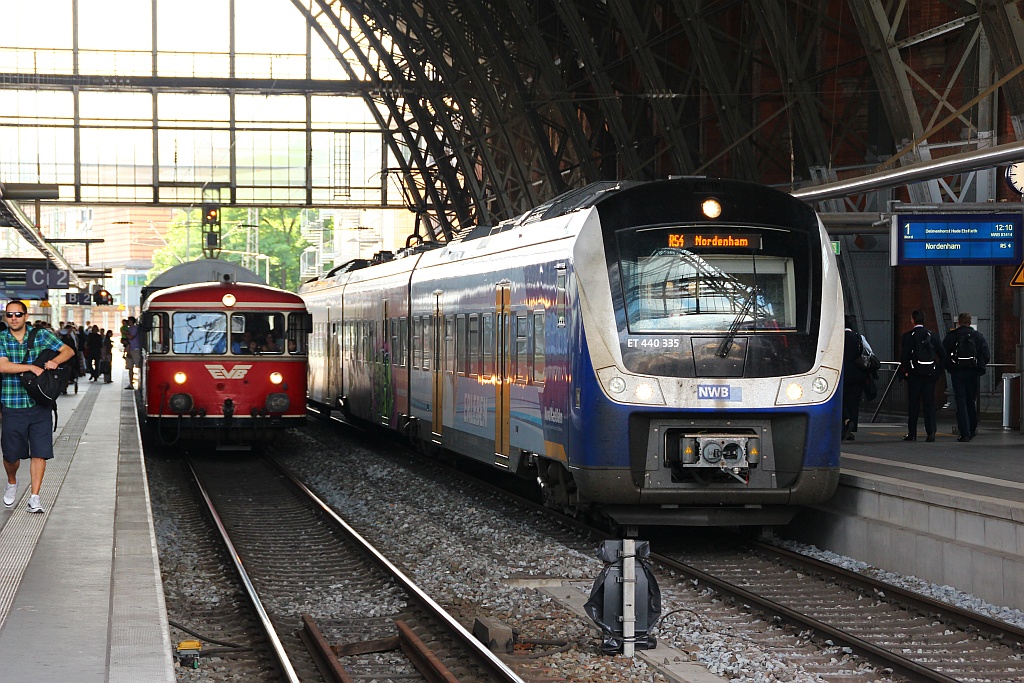 Triebwagengenerationstreffen im Bremer Hbf...EVB 82225 Sonderug(VT 98 und VS 98) nach Stade und die NWB 83414 nach Nordenham(ET 440 335 mit Teilwerbung und Grafitti). 30.06.12