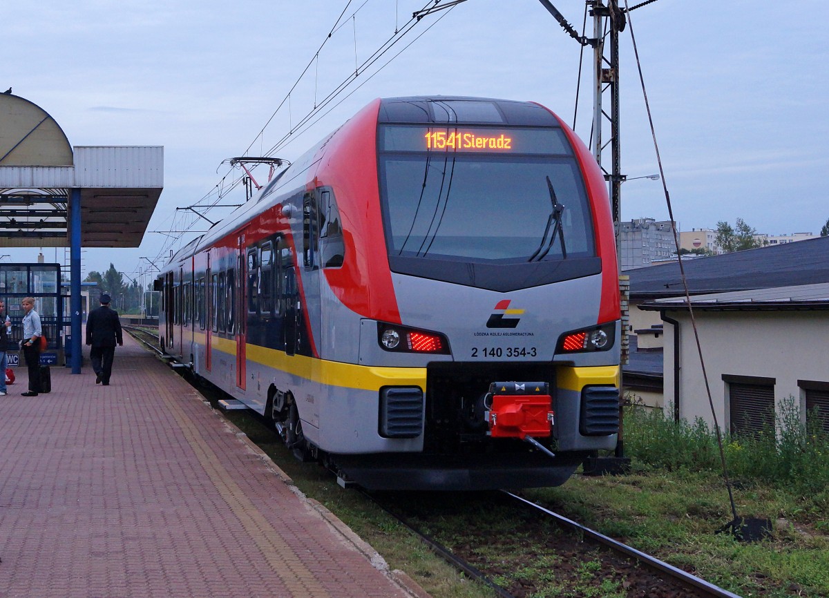 TRIEBZUEGE IN POLEN
Der neue Nahverkehrszug 2 140 354-3 der LODZKA KOLEJ AGLOMERACYJNA am 22. August 2014 in LODZ.
Foto: Walter Ruetsch