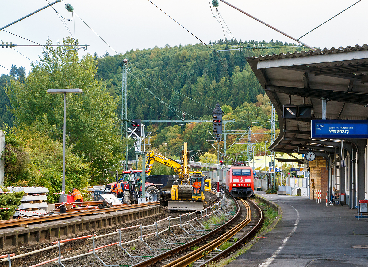 
Trotz Baustelle und eingleisiger Führung fahren sogar Güterzüge durch Betzdorf (Sieg), hier fährt am 08.10.2016 die 152 123-6 (91 80 6152 123-6 D-DB) der DB Cargo Deutschland AG mit einem Taschenwagenzug in Richtung Köln.