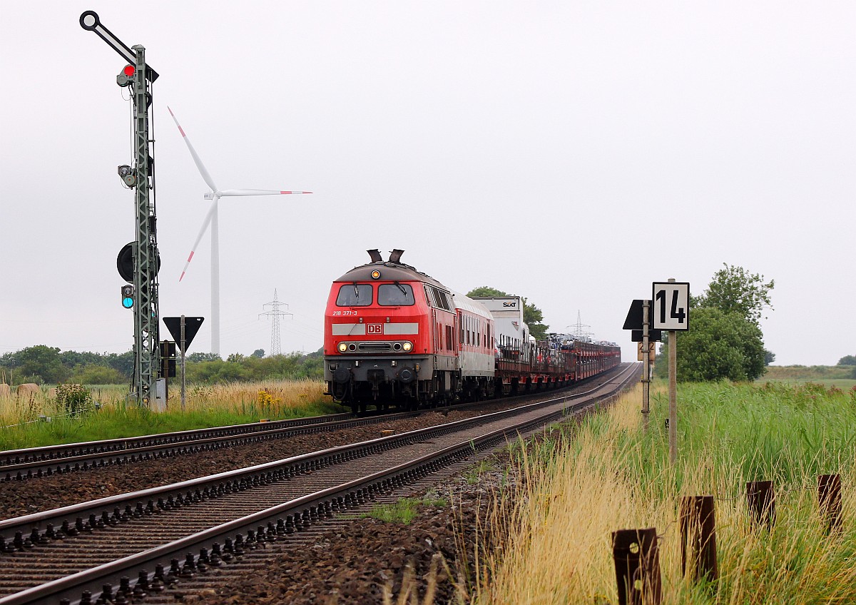 Trotz des wenig berauschenden Wetters gab es einen Kurzbesuch am Deich um einer weiteren vom massiven Aussterben bedrohten Art der Diesellok die Aufwartung zu machen...DB 218 371-3(REV/HB X/04.04.08, Verl/ANB/04.04.16)dieselt hier langsam am Esig in Klanxbüll vorbei an den Fotografen. 25.07.2015