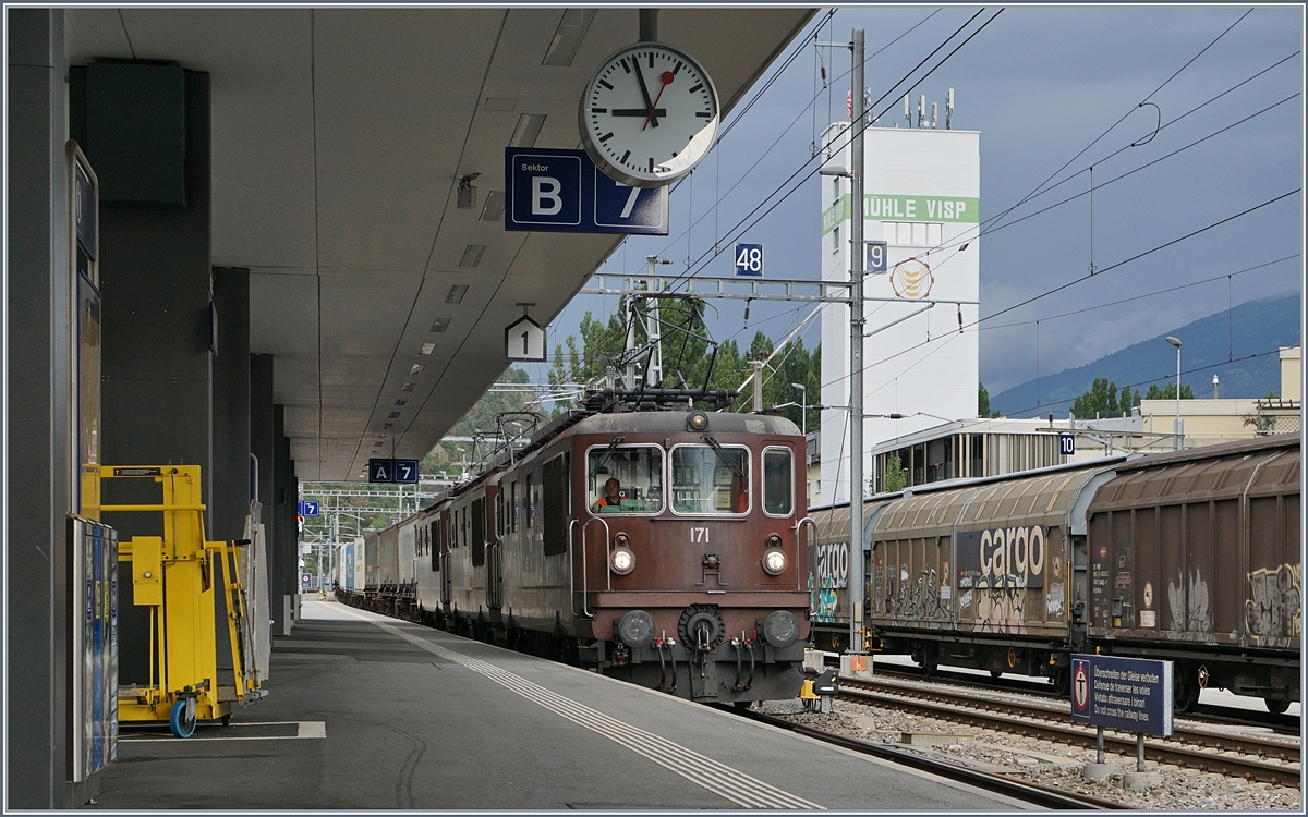 Trotz knapper Umsteigezeit doch noch ein Schnappschuss riskiert: Gleich drei BLS Re 4/4 fahren mit einem Transitgüterzug in Visp Richtung Süden.
31. Juli 2017