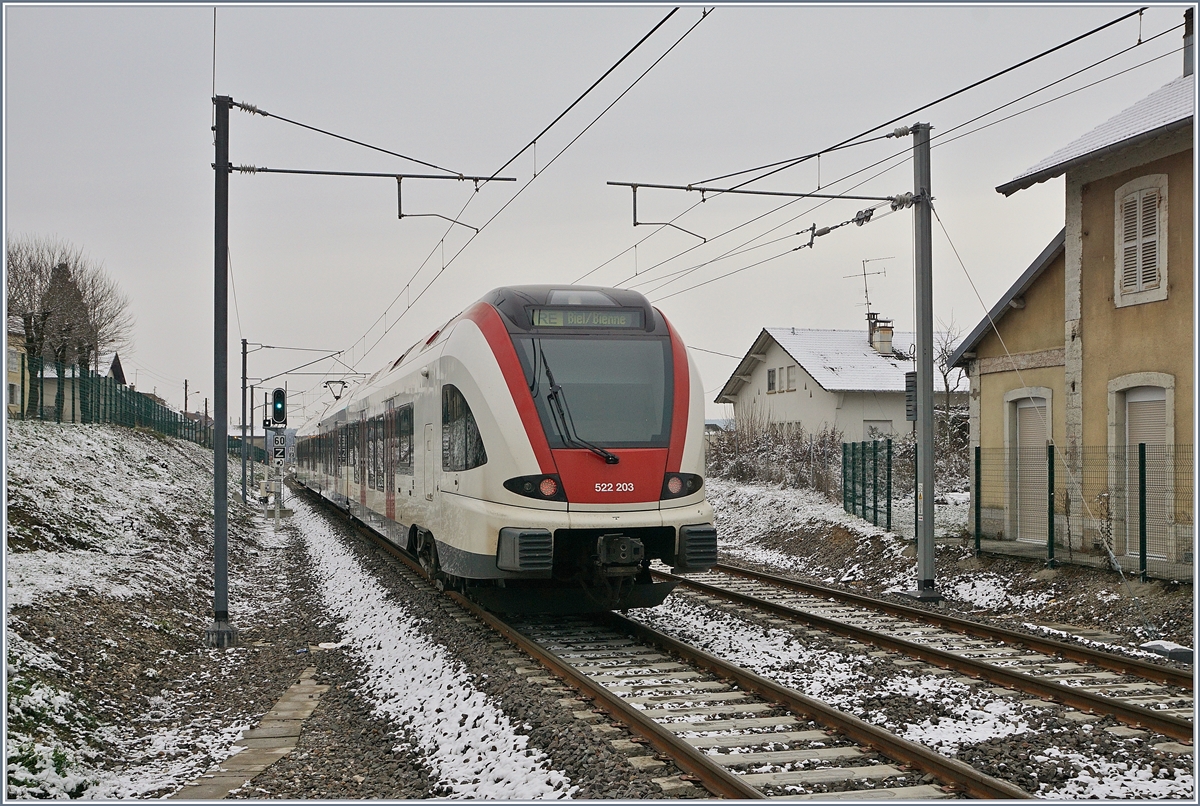 Trotz praktischem Neubau der Strecke Delle - Belfort beherrscht weiterhin eine gewisse Nebenbahn Ambiente die Strecke wie z.B in Grandvillars, wo bei der Ausfahrt des RABe 522 203 nach Biel/Biene noch ein Blick auf den alte Bahnhof neben den Geleisen erhascht werden kann. 

11. Jan. 2019 