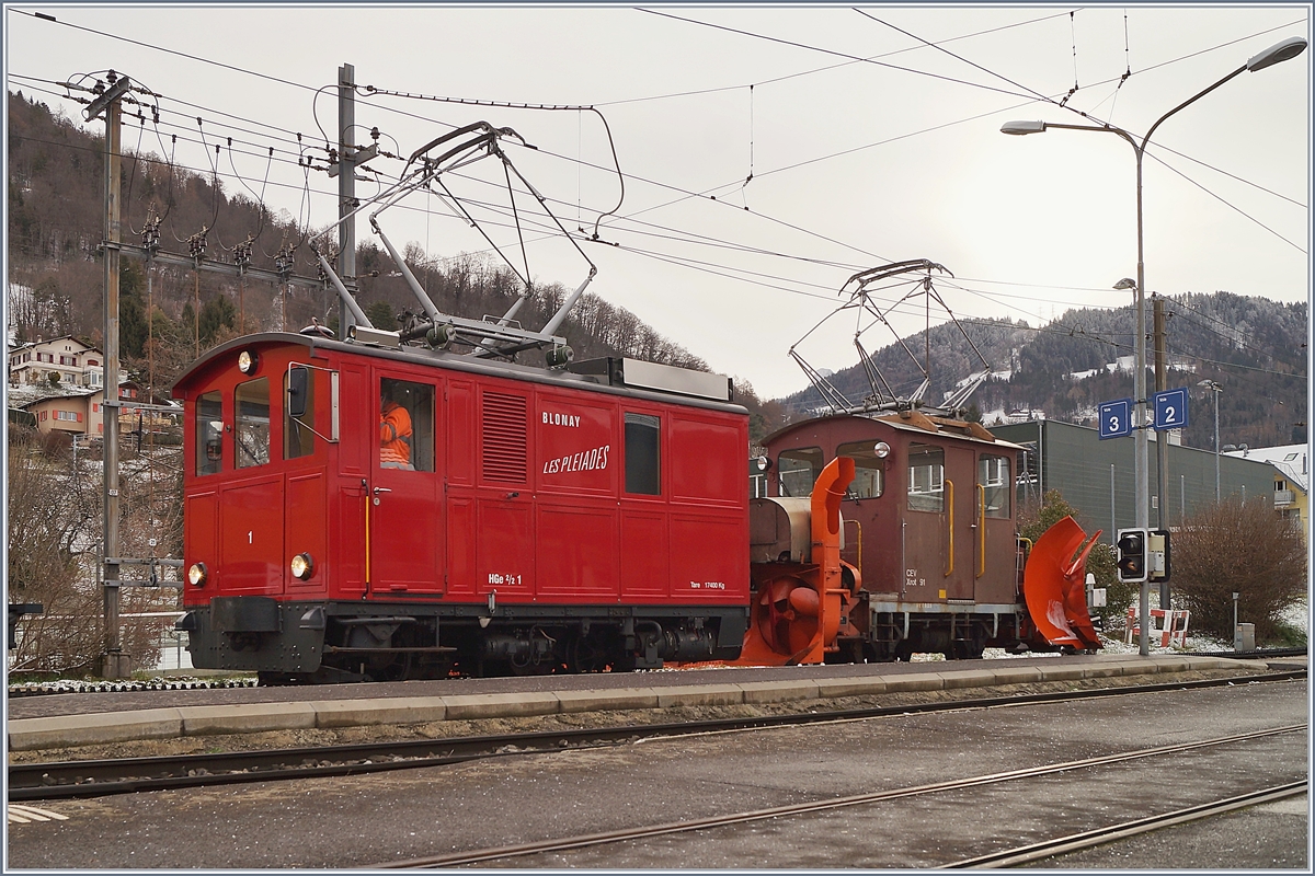 Trotz Testfahren mit der HGem 2/2 7501 und der neune Schneefräse versieht weiterhin das bewährte Gespann der CEV HGe 2/2 N° 1 und der X Rot 91 den Winterdienst auf der Strecke Blonay - Les Pléiades. 

27. Jan. 2020