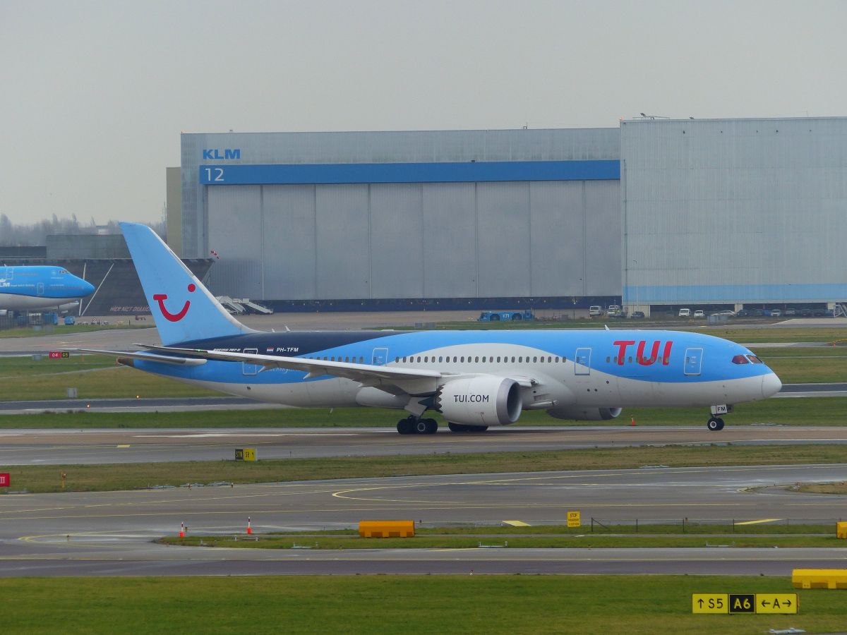 TUI PH-TFM Boeing 787-8 Dreamliner Baujahr 2015. Flughafen Amsterdam Schiphol, Niederlande 31-01-2020.

TUI PH-TFM Boeing 787-8 Dreamliner bouwjaar 2015. Luchthaven Schiphol 31-01-2020.