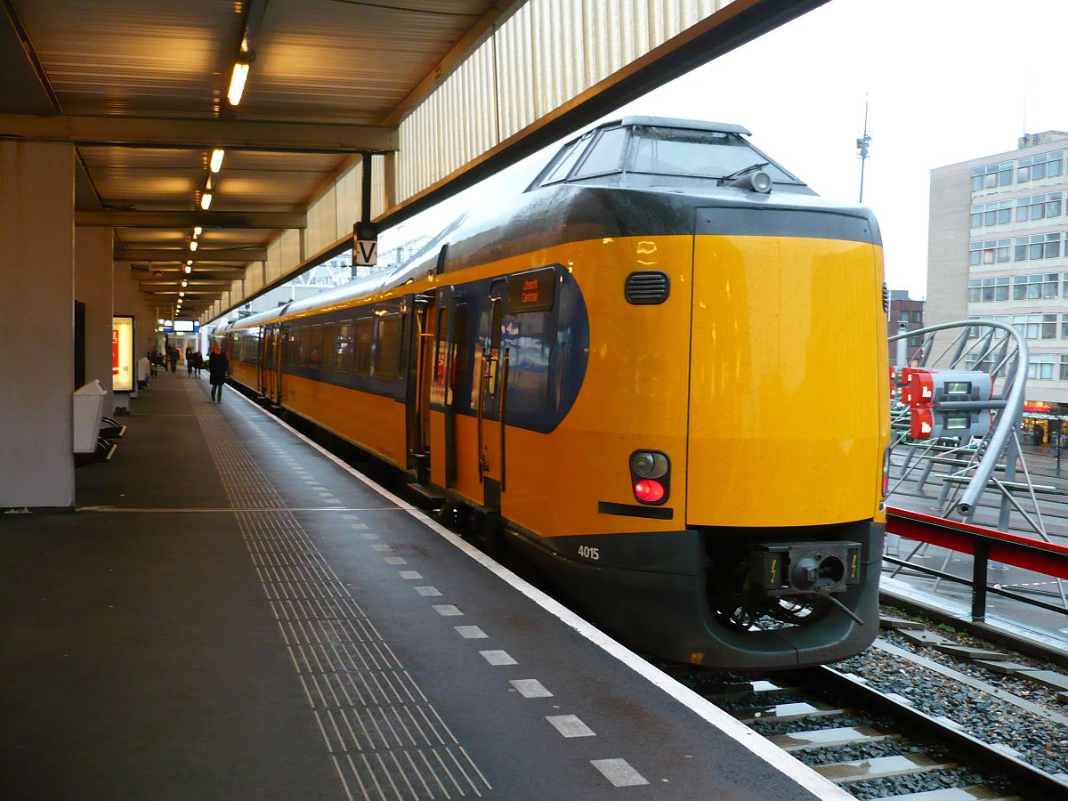 TW 4015 als Intercity nach Utrecht Centraal Station. Gleis 1 Leiden Centraal Station 20-11-2013.

ICM-III 4015 als Intercity naar Utrecht Centraal Station. Spoor 1 Leiden Centraal Station 20-11-2013.