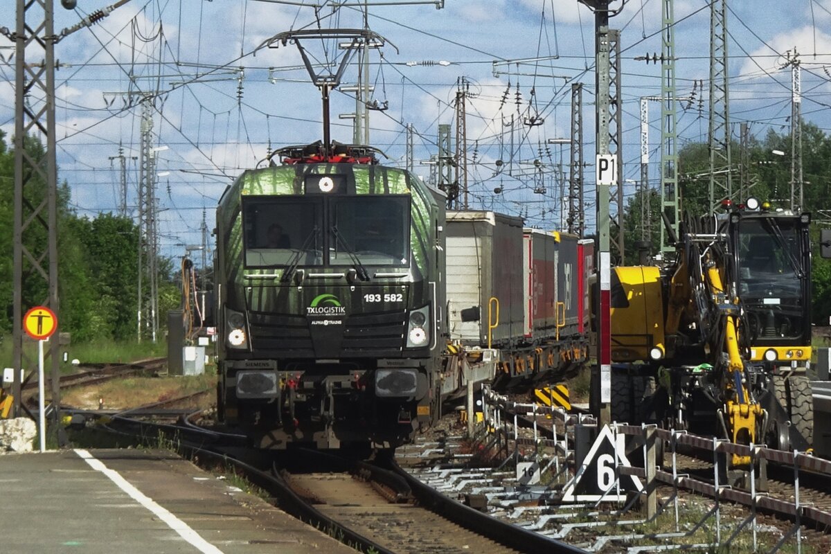 TX Log am Kopf mit 193 582 durch Donauwörth am 25 Mai 2022.