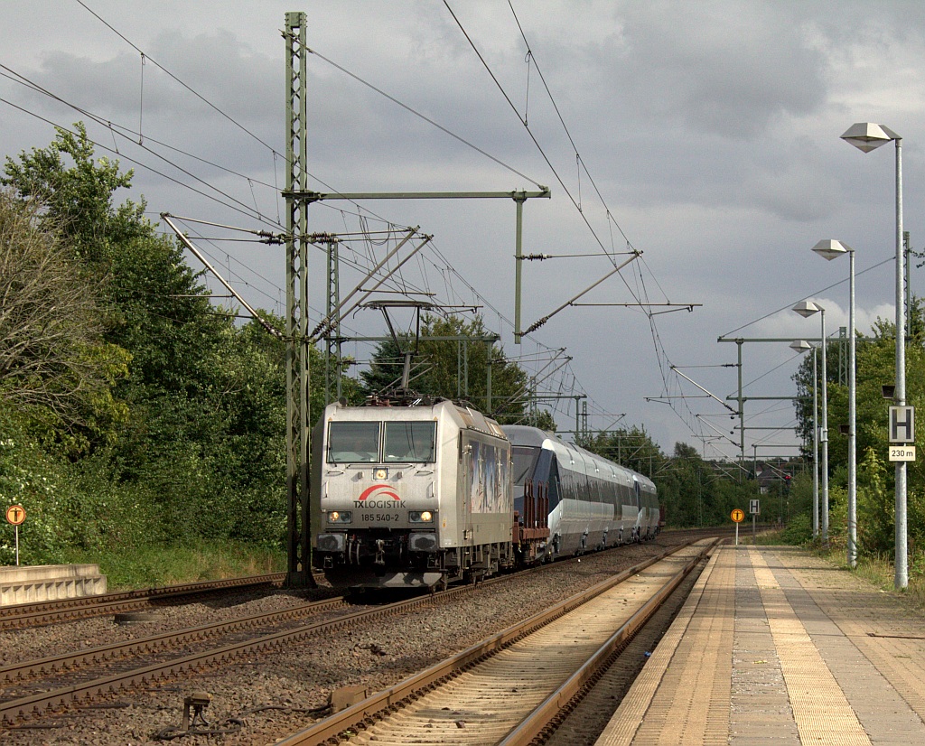 TXL 185 540-7 überführt hier 2 DSB Triebwagen(IC4 und IC2)nach Padborg. Schleswig 12.08.13