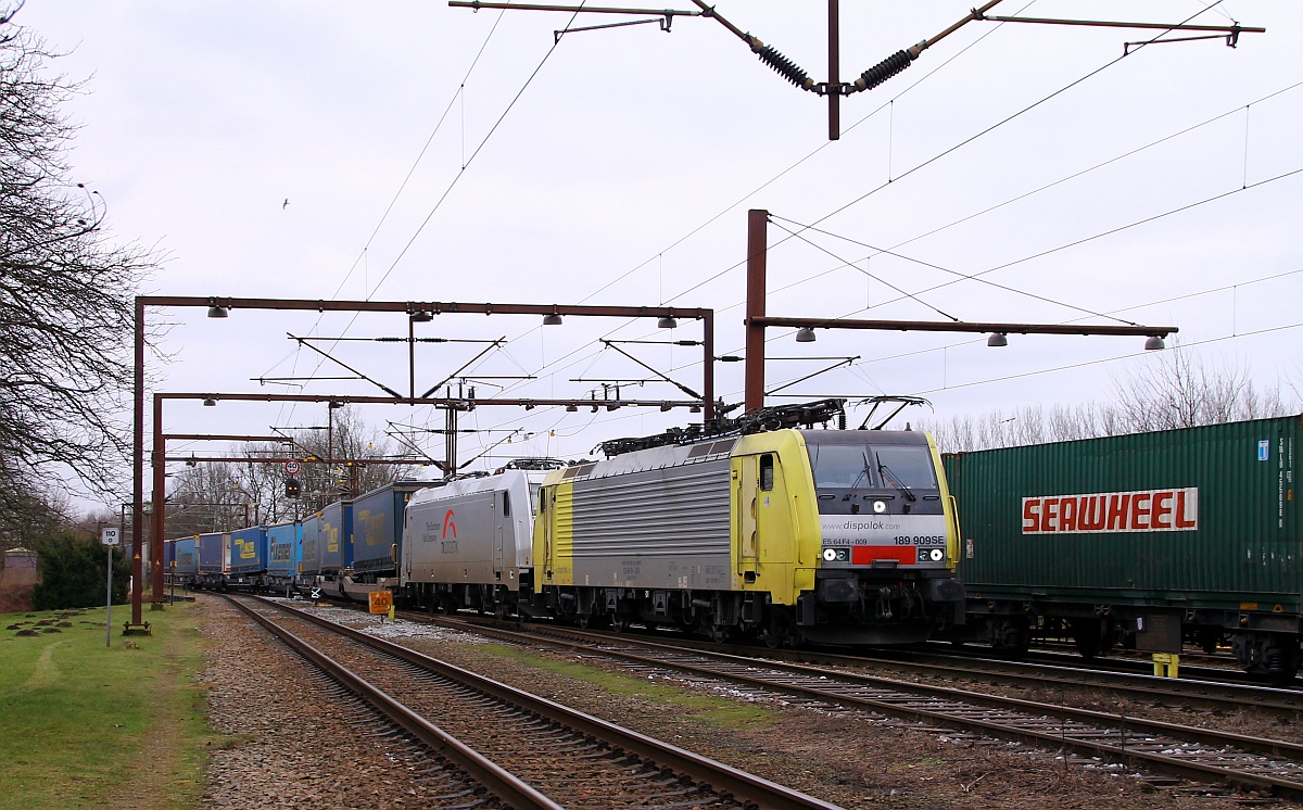 TXL Doppelpack...189 909-5/ES64ES64-009 und die neue 0185 417-5(91 81...A-TXLA)bei der  stromlosen  Einfahrt in Padborg/DK. 06.02.2014