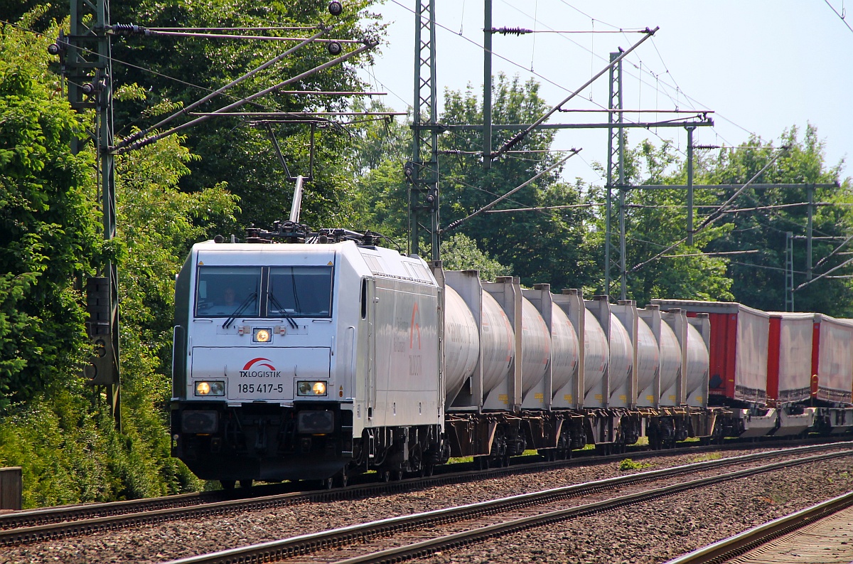 TXLA 0185 417-5 mit dem sonntäglichen KLV aus Italien(DGS 4056x)bei der Durchfahrt in Schleswig. 08.06.2014