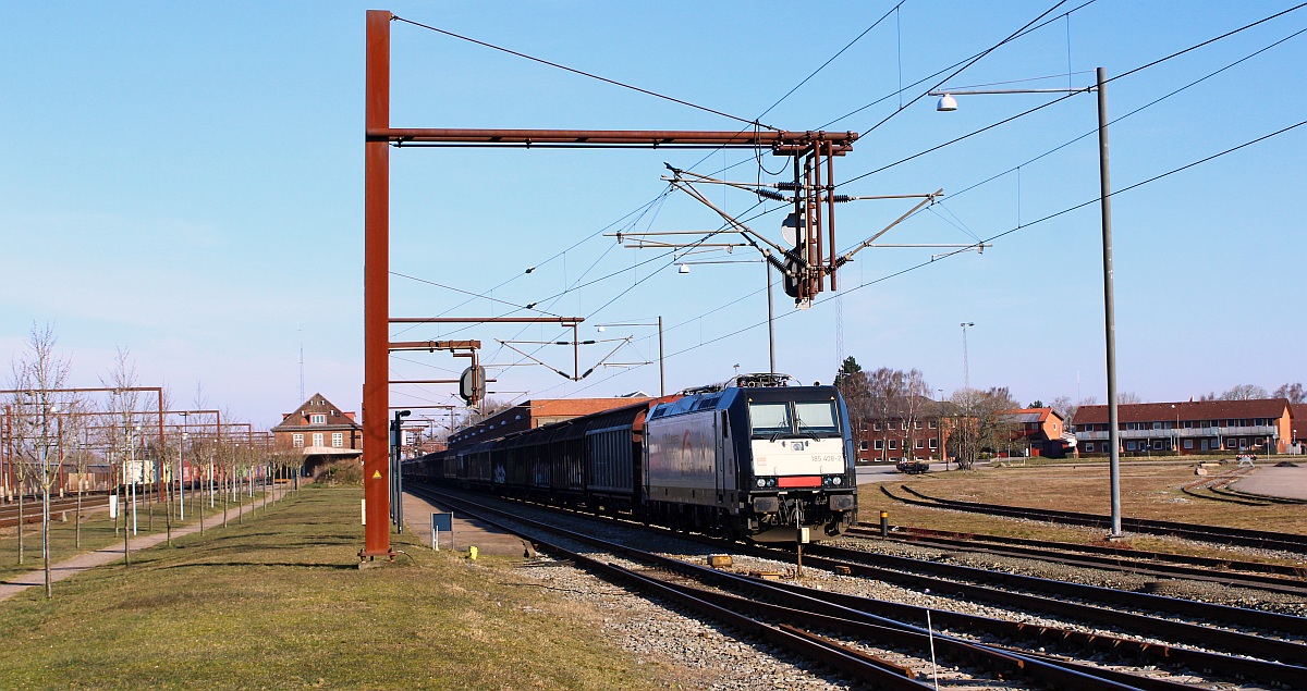 TXL/DISPO 185 408-2(REV/BTK Fw5510/31.10.18) steht hier mit einem H-Wagen Zug im Bhf Pattburg. 13.03.2022