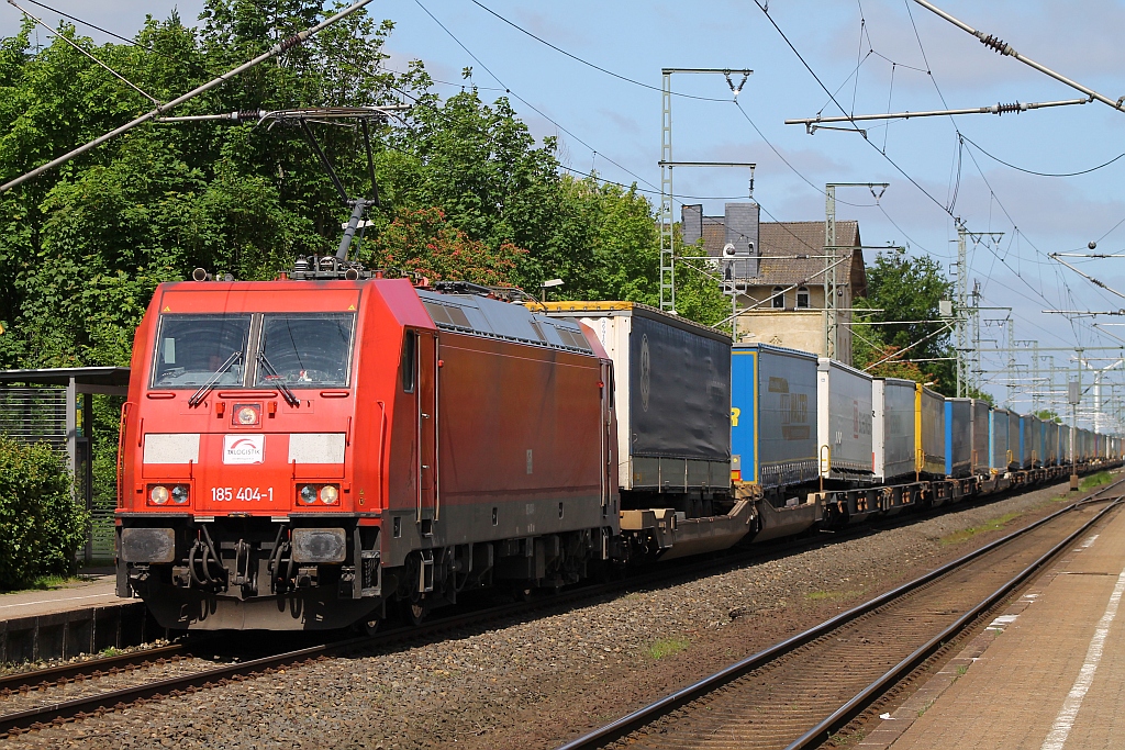 TXL/GC 185 404-1(91 80 6185 404-1 D-GC) rumpelt hier mit 40km/h(La)und dem DGS 45699 durch Jübek in Schleswig-Holstein. 02.06.2013