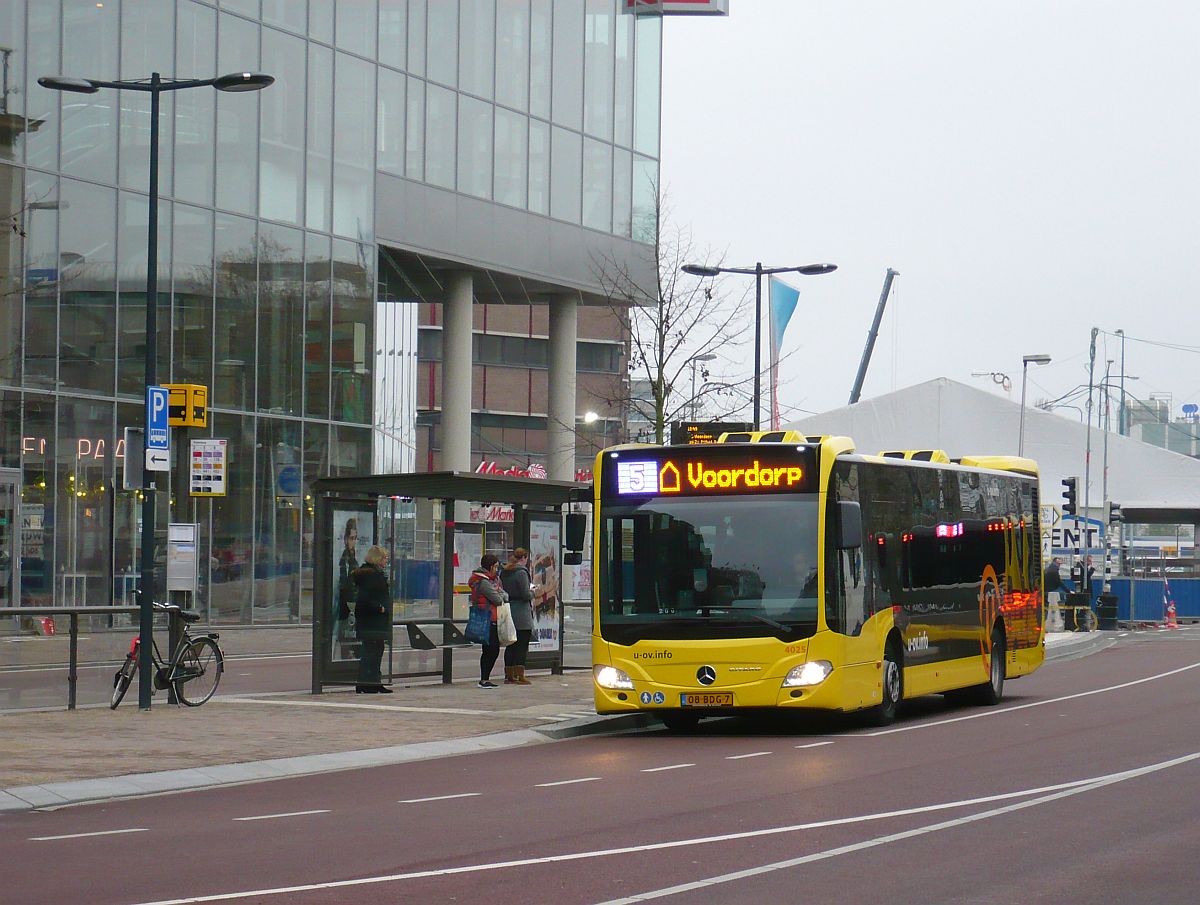 U-OV Bus 4025 Mercedes-Benz Citaro 12m Baujahr 2013. Vredenburg, Utrecht 18-11-2014.

U-OV bus 4025 Mercedes-Benz Citaro 12m bouwjaar 2013. Vredenburg, Utrecht 18-11-2014.