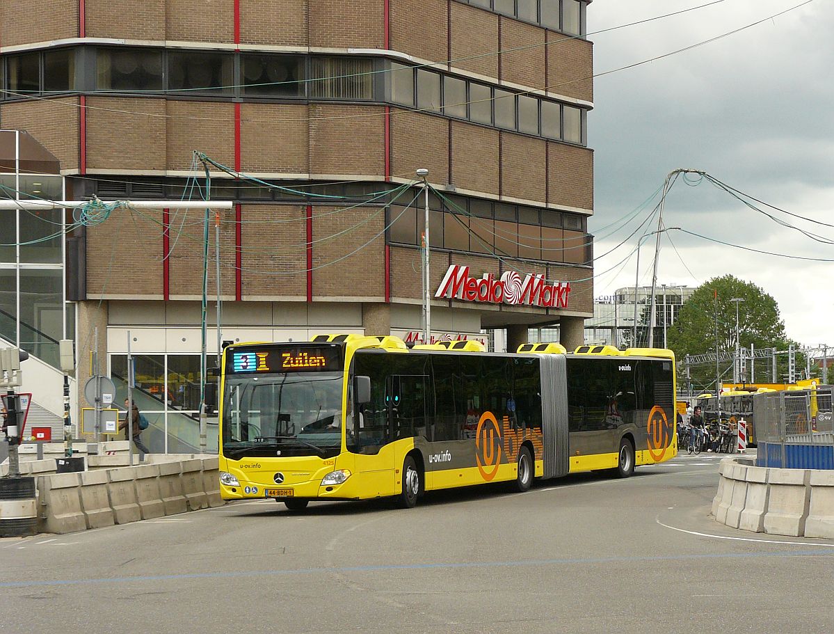 U-OV Bus 4125 Mercedes-Benz Citaro G Baujahr 2013. Catharijnesingel, Utrecht 20-06-2014.

U-OV bus 4125 Mercedes-Benz Citaro G bouwjaar 2013. Catharijnesingel, Utrecht 20-06-2014.