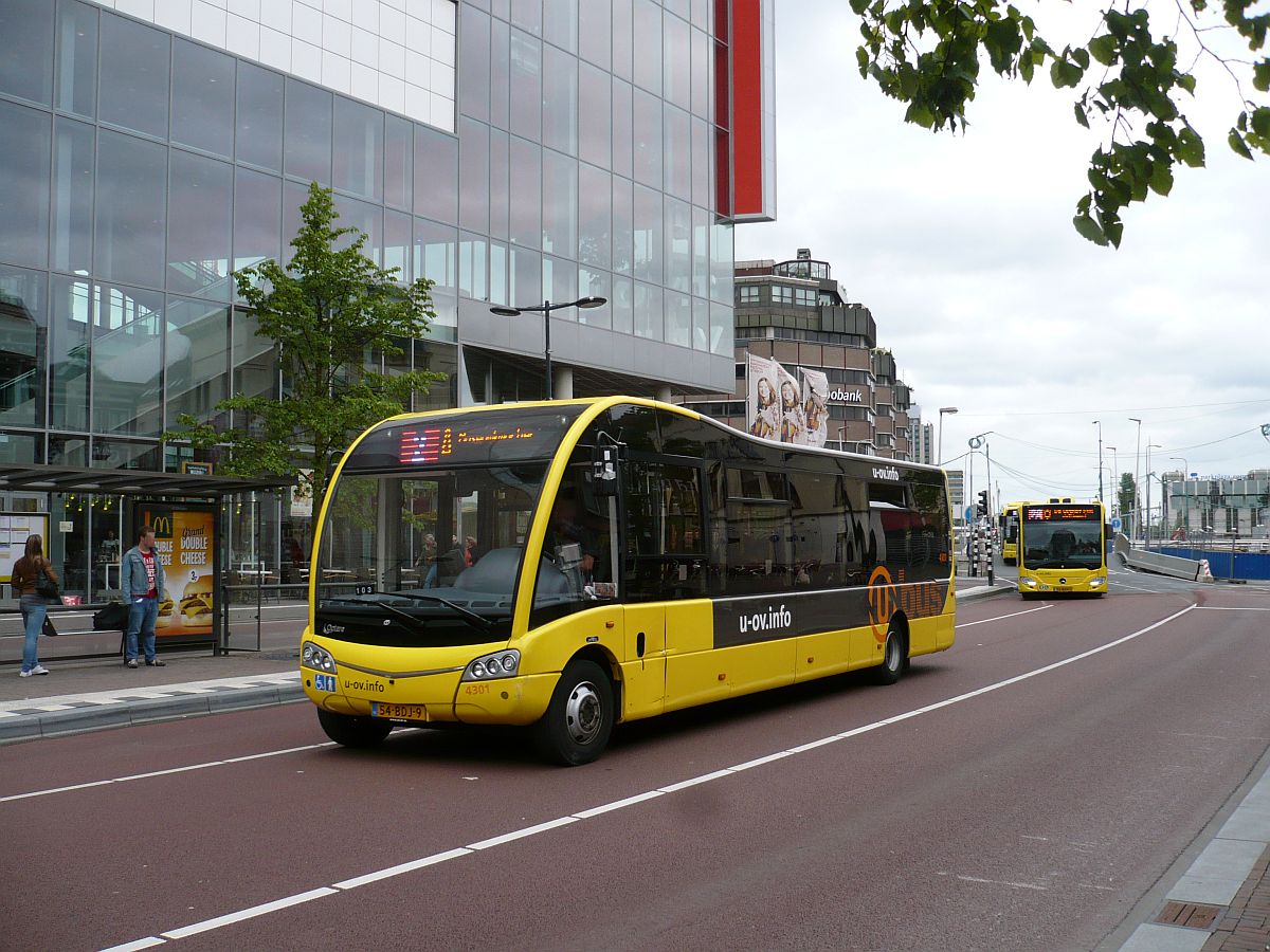 U-OV Bus 4301 Optare Solo EV Baujahr 2013. Vredenburg, Utrecht 09-06-2015.

U-OV bus 4301 Optare Solo EV bouwjaar 2013. Vredenburg, Utrecht 09-06-2015.