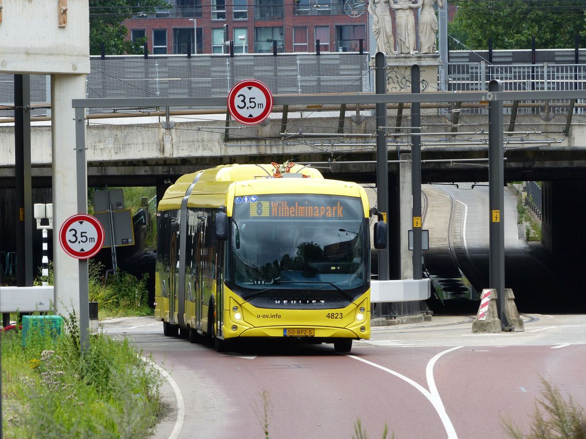 U-OV Bus 4823 Heuliez GX 437 ELEC Linium Baujahr 2020. Leidseveertunnel, Smakkelaarsveld, Utrecht 28-07-2021.


U-OV bus 4823 Heuliez GX 437 ELEC Linium bouwjaar 2020. Leidseveertunnel, Smakkelaarsveld, Utrecht 28-07-2021.