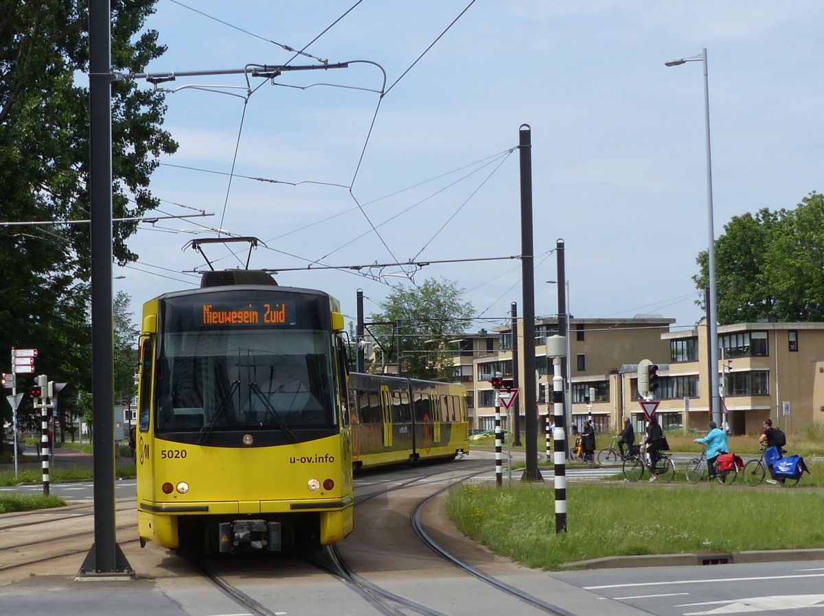 U-OV Tw 5020 und 500X, Jaarbeursplein, Utrecht 28-06-2016.

U-OV tram 5020 en 500X, Jaarbeursplein, Utrecht 28-06-2016.