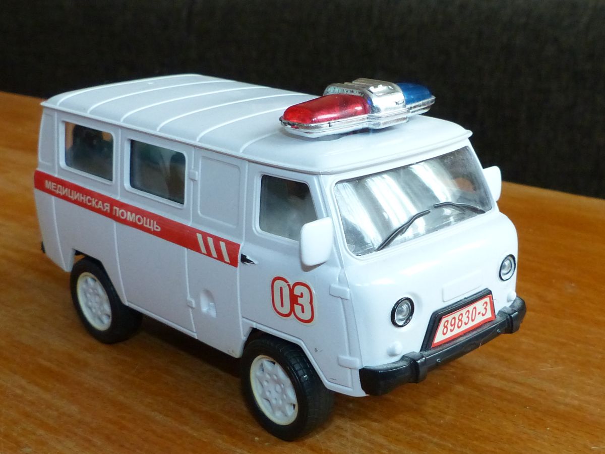 UAZ Krankenwagen ungefähr in Masstab 1:32.


UAZ ambulance in ongeveer schaal 1:32.