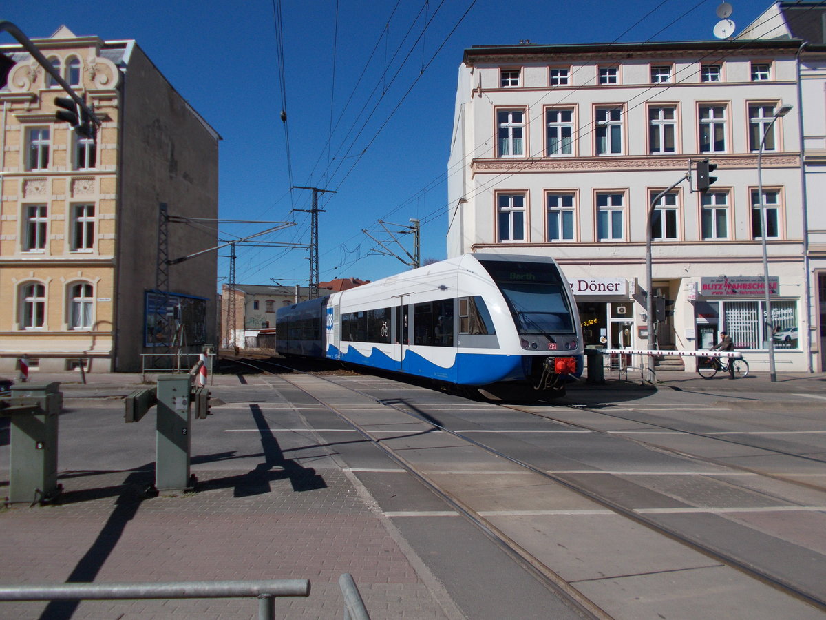 UBB 646 112 passiert nach der Ausfahrt aus dem Stralsunder Hbf,am 01.April 2016,den Bahnbergang Tribseer Damm.