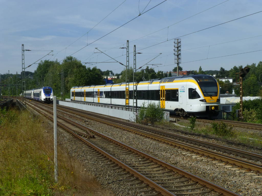 �ber dem Autobahnkreuz Sonnborn treffen sich am 2.9.16 der eurobahn-Flirt 7.12 nach Venlo und zwei NatEx-Talente (vorne Nr. 154) nach Rheine.