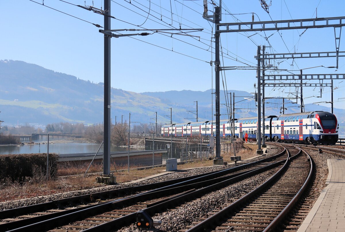 Ueber den Seedamm Rapperswil - Pfäffikon SZ: Ausfahrt des Doppelstocktriebzugs 511 001 auf den Seedamm über den Zürichsee nach Pfäffikon SZ. Der Zug ist eine Zürcher S-Bahn der Linie S5, die fast eine Ringbahn bildet: Abfahrt in Zug, dann  hinten durch  via Affoltern am Albis und Birmensdorf, dann zur Hardbrücke (Zürich), Zürich Museumsstrasse und Zürich Stadelhofen, von hier durchs Glatttal via Uster nach Rapperswil, und schliesslich über den Damm nach Pfäffikon.  SZ. 5.März 2025   