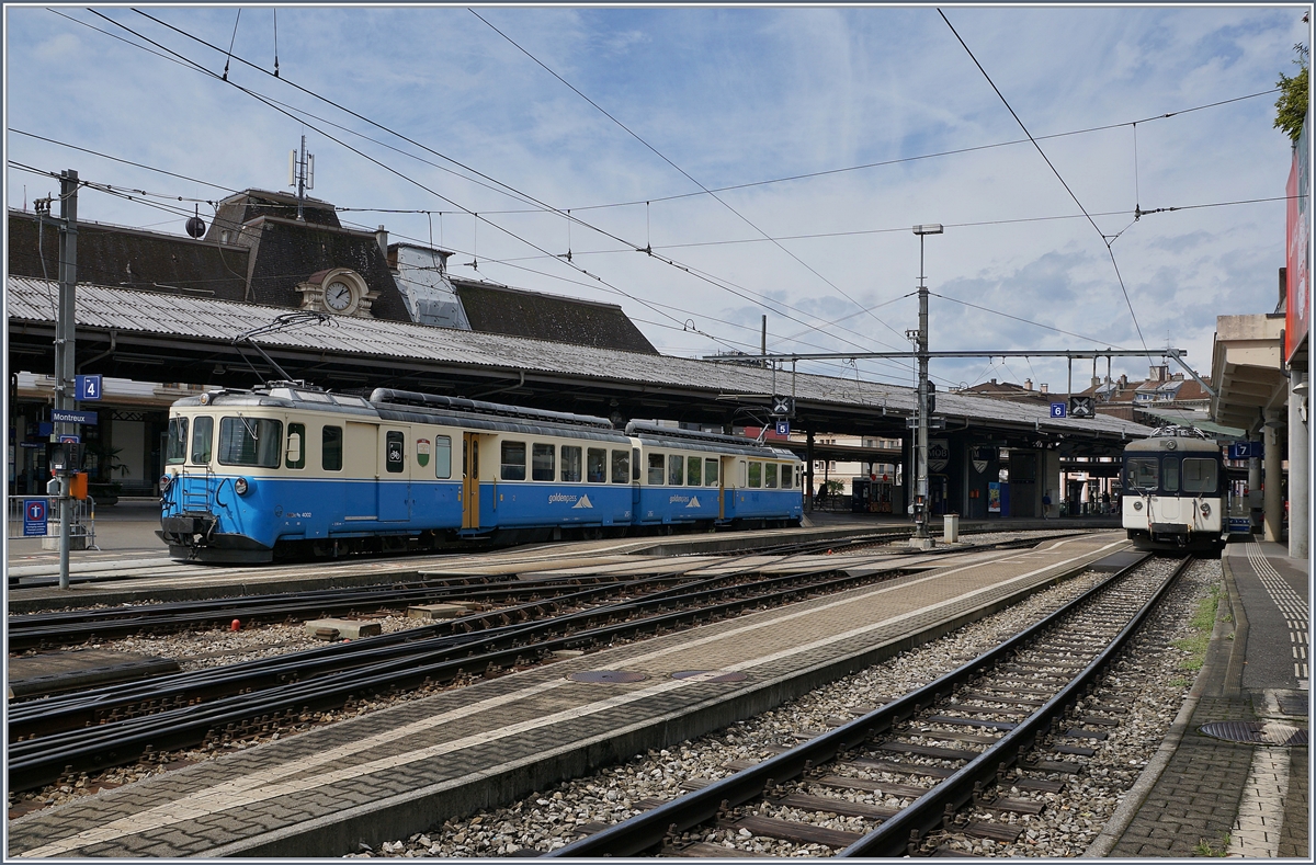 Überraschung! Auch NACH dem Fête des Vignerons ist der MOB ABDe 8/8 noch im Planverkehr anzutreffen. Der ABDe 8/8 4002 VAUD wartet in Montreux auf die Abfahrt nach Chernex als Regionalzug 2332. Rechts im Bild der MOB Be 4/4 1006 der letzte Woche diese Leistung übernommen hatte. 

19. August 2019