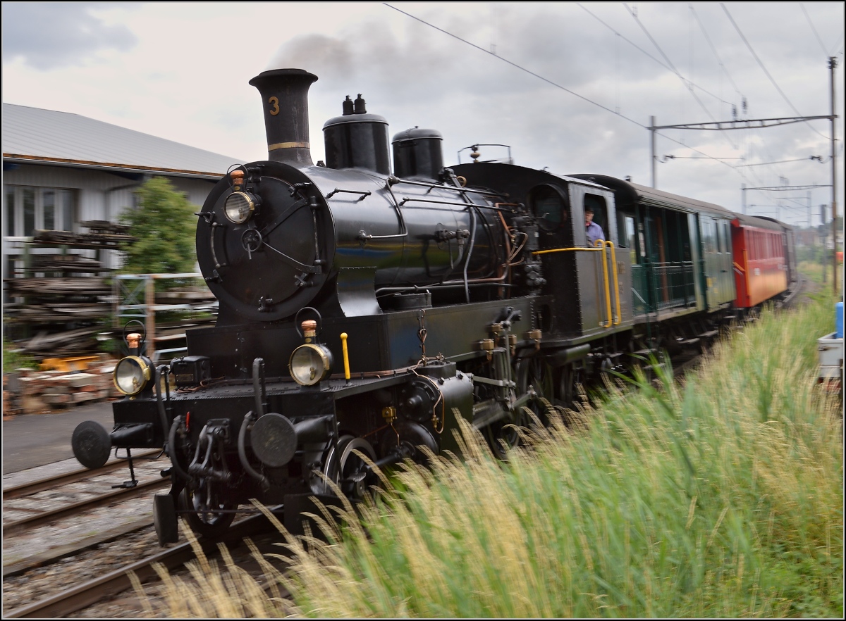 Uferdampffahrten mit der MThB 3.

Ec 3/5 der historischen Mittelthurgaubahn zieht den Mostindienexpress. Kreuzlingen, Juni 2014.