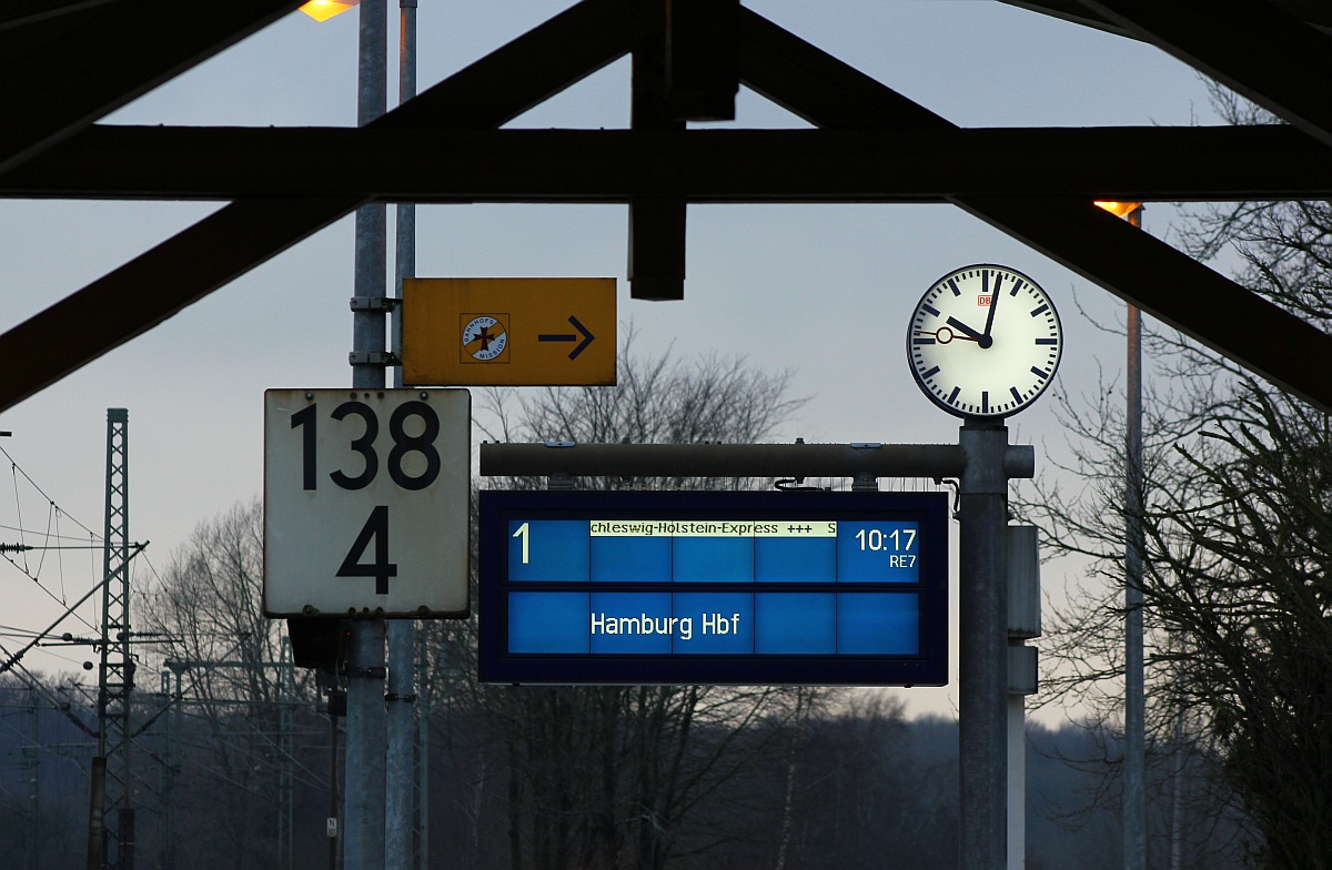 Um die Verwirrung der Fahrgäste nach der Vollsperrung in Rendsburg perfekt zu machen wurde heute morgen im Bhf Schleswig am Regelgleis nach Flensburg ein RE7 nach Hamburg angekündigt...Schleswig 08.01.2016