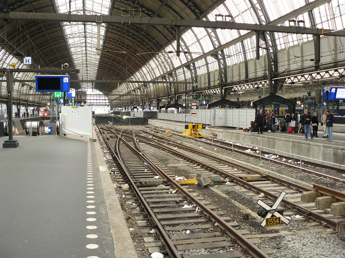 Umbau Gleis 11, 12 en 13 Amsterdam Centraal Station 16-02-2012.

Aanleg nieuwe reizigerstunnel onder spoor 11, 12 en 13 Amsterdam Centraal Station 16-02-2012.