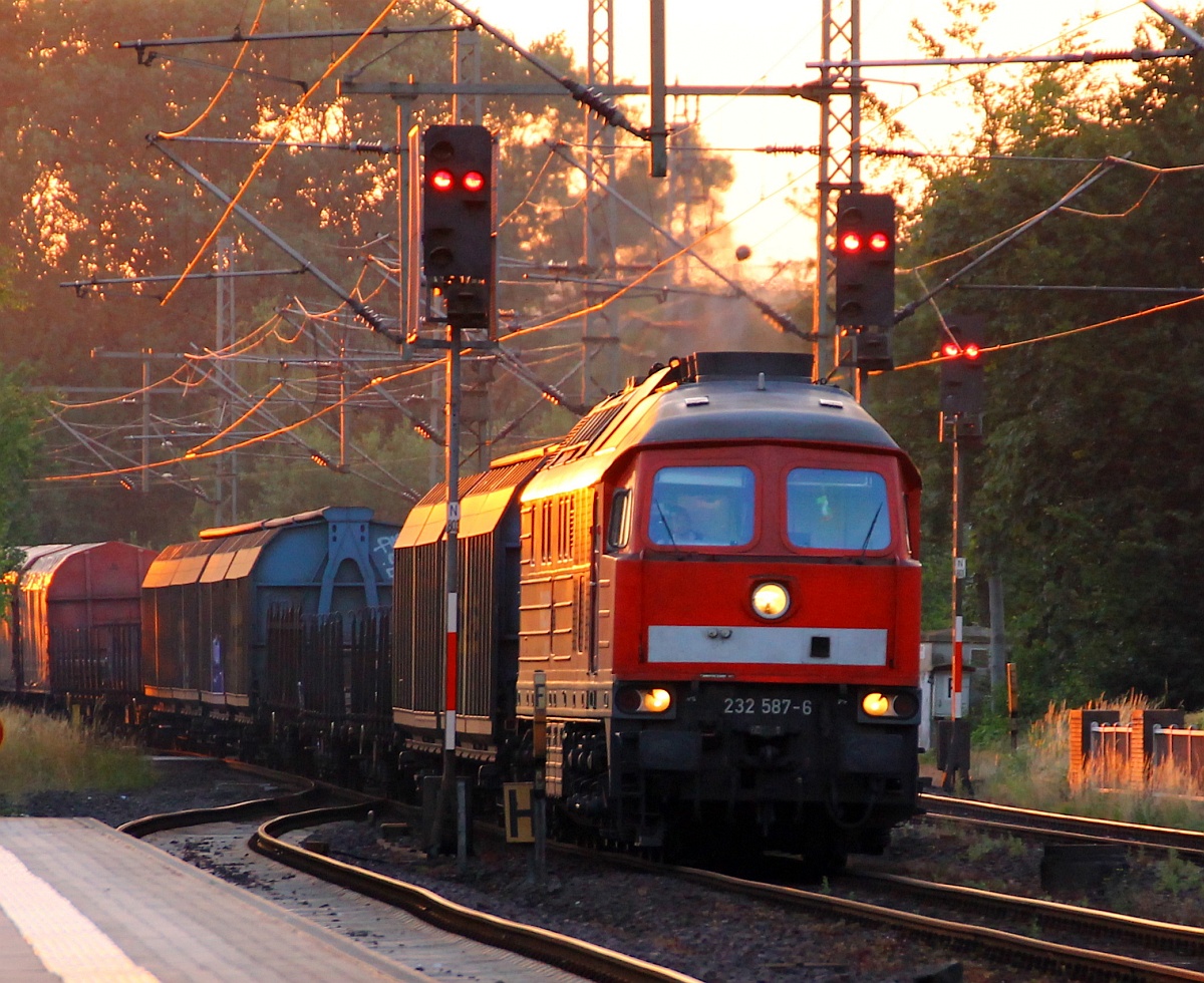 Umleiter 3: 232 587-6 mit dem EZ/GD 47421(Esbjerg-Niebüll-Neumünster)dieselt hier durch Schleswig. 14.07.2014