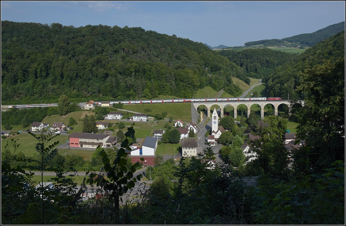 Umleiterverkehr auf dem Läufelfingerli. Ein IC auf dem Rümlinger Viadukt. Estaunlich ist, dass die Re 460 derart lange Züge über die Rampe von Olten durch den Tunnel nach Läufelfingen befördern kann. Rümlingen, Juli 2018.