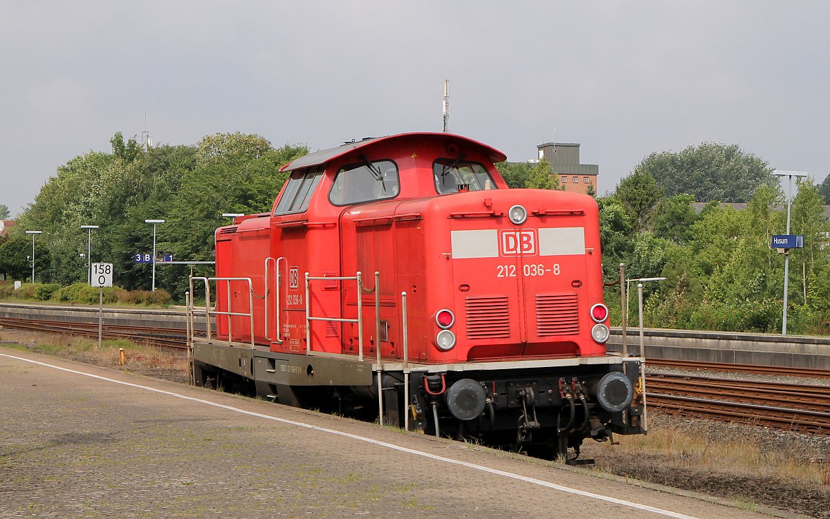 Und da heißt es das die DB offiziell keine  Frau Hundert  mehr im Bestand hat....212 036-8 der DB Fahrwegdienste dieselt hier gemütlich durch Husum Richtung Niebüll. 09.08.17